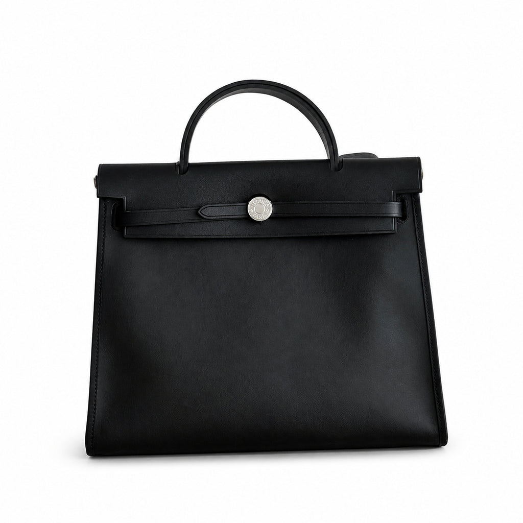 Hermers' popular herbag 31cm is designed to be inspired by saddle bags. The body of the bag is made of canvas and has outer seams. The shoulder straps and handbags are made of leather and look similar
