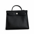 Hermers' popular herbag 31cm is designed to be inspired by saddle bags. The body of the bag is made of canvas and has outer seams. The shoulder straps and handbags are made of leather and look similar