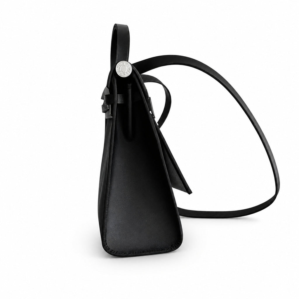 Hermers' popular herbag 31cm is designed to be inspired by saddle bags. The body of the bag is made of canvas and has outer seams. The shoulder straps and handbags are made of leather and look similar