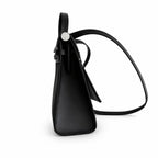 Hermers' popular herbag 31cm is designed to be inspired by saddle bags. The body of the bag is made of canvas and has outer seams. The shoulder straps and handbags are made of leather and look similar