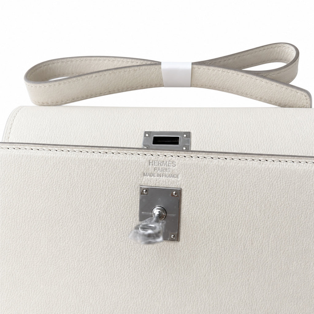 Hermès’ new armpit bag is here. A new member has been added to the Kelly family. Just looking at the online picture, I’m so excited. The first look at the real thing feels like an enlarged version of
