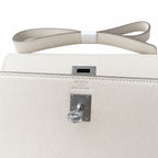Hermès’ new armpit bag is here. A new member has been added to the Kelly family. Just looking at the online picture, I’m so excited. The first look at the real thing feels like an enlarged version of