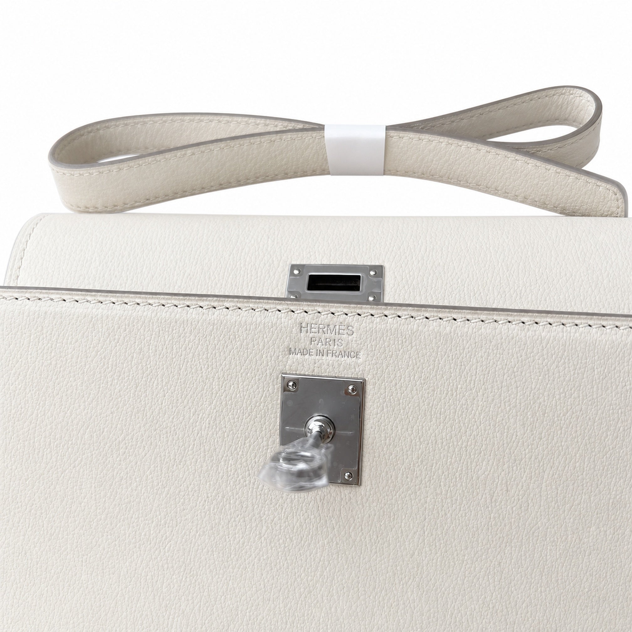 Hermès’ new armpit bag is here. A new member has been added to the Kelly family. Just looking at the online picture, I’m so excited. The first look at the real thing feels like an enlarged version of