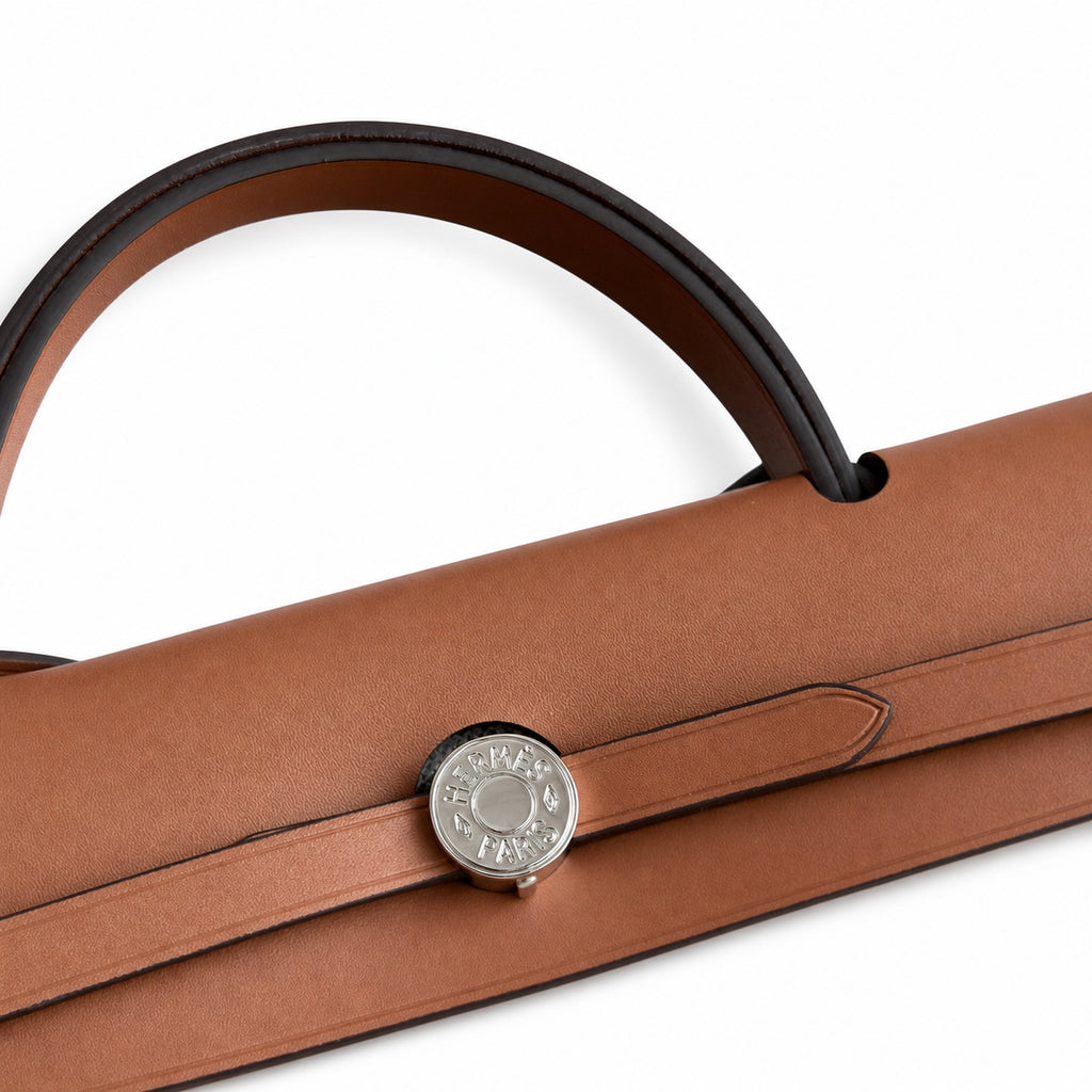 Hermers' popular herbag 31cm is designed to be inspired by saddle bags. The body of the bag is made of canvas, and the outer seams, shoulder straps and handbags are made of leather. The appearance is