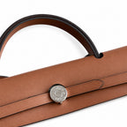 Hermers' popular herbag 31cm is designed to be inspired by saddle bags. The body of the bag is made of canvas, and the outer seams, shoulder straps and handbags are made of leather. The appearance is