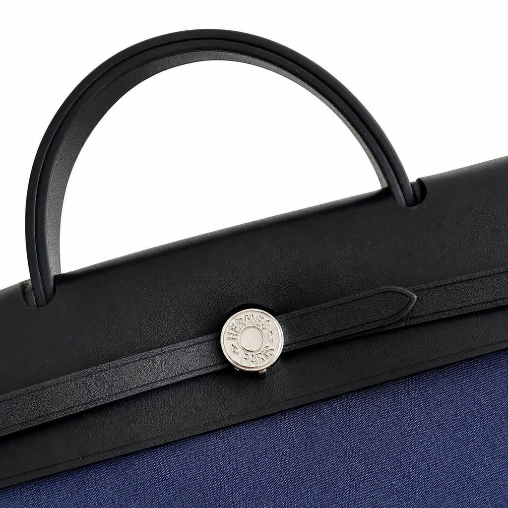 Hermers' popular herbag 31cm is designed to be inspired by saddle bags. The body of the bag is made of canvas, and the outer seams, shoulder straps and handbags are made of leather. The appearance is