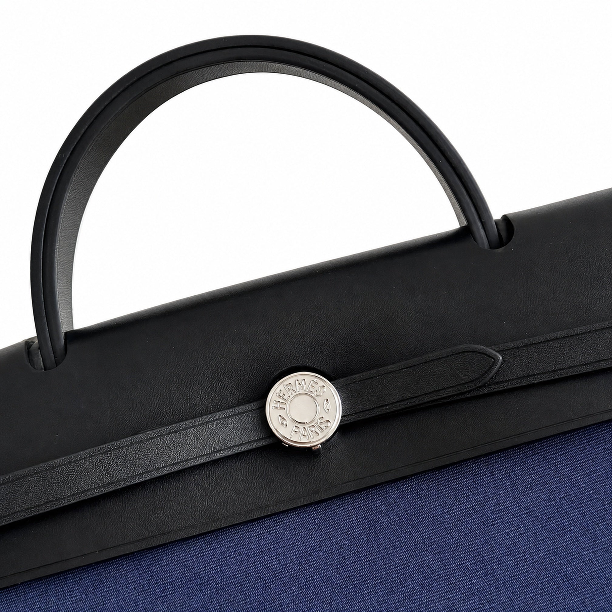 Hermers' popular herbag 31cm is designed to be inspired by saddle bags. The body of the bag is made of canvas, and the outer seams, shoulder straps and handbags are made of leather. The appearance is