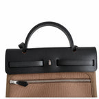 Hermers' popular herbag 31cm is designed to be inspired by saddle bags. The body of the bag is made of canvas, and the outer seams, shoulder straps and handbags are made of leather. The appearance is