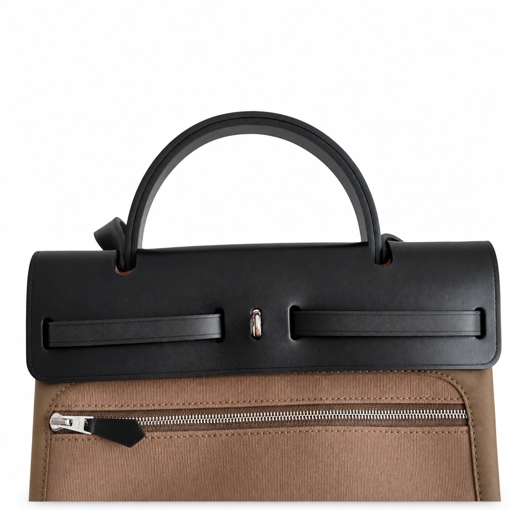 Hermers' popular herbag 31cm is designed to be inspired by saddle bags. The body of the bag is made of canvas, and the outer seams, shoulder straps and handbags are made of leather. The appearance is