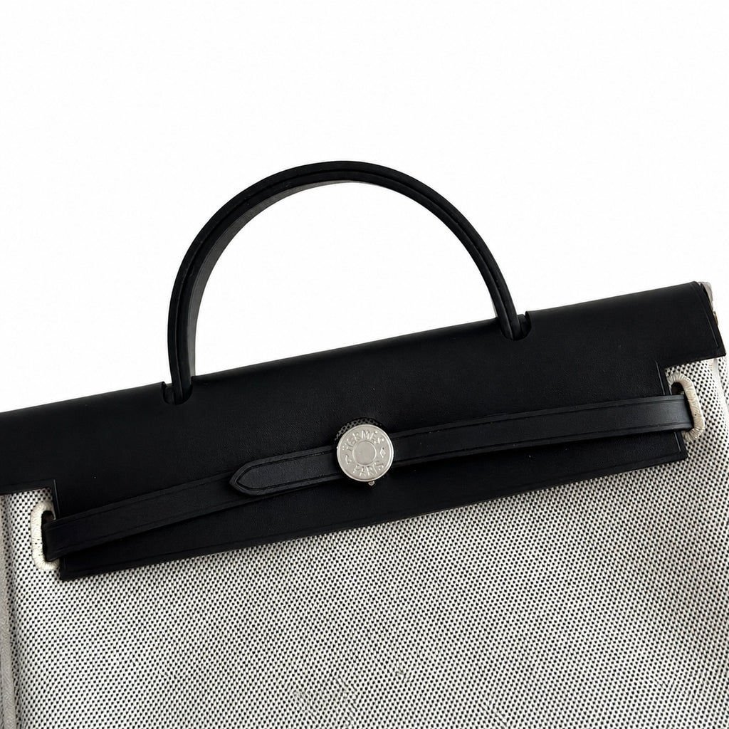 Hermers' popular herbag 31cm is designed to be inspired by saddle bags. The body of the bag is made of canvas, and the inseam, shoulder straps and handle are made of leather. The appearance is very si