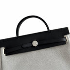 Hermers' popular herbag 31cm is designed to be inspired by saddle bags. The body of the bag is made of canvas, and the inseam, shoulder straps and handle are made of leather. The appearance is very si