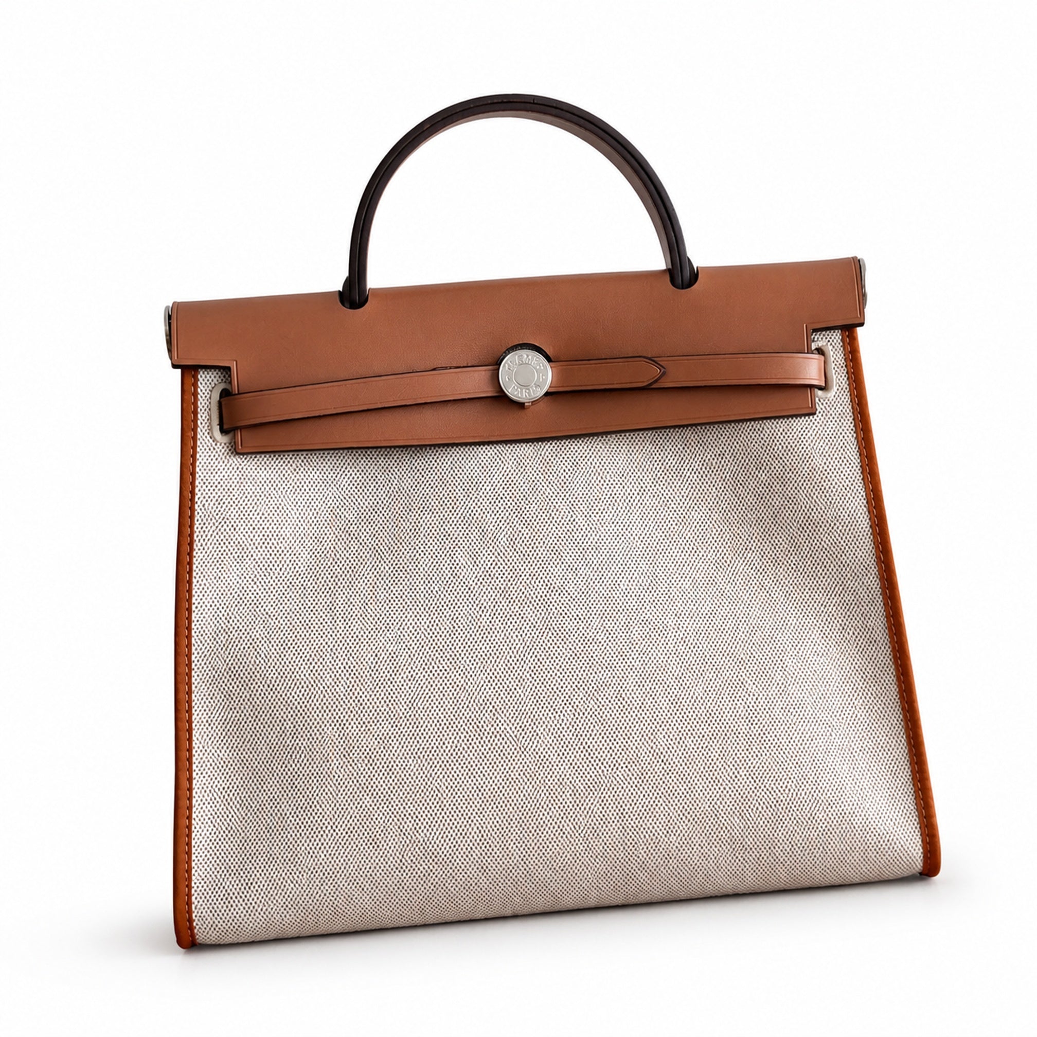 Hermers' popular herbag 31cm is designed to be inspired by saddle bags. The body of the bag is made of canvas, and the outer seams, shoulder straps and handbags are made of leather. The appearance is