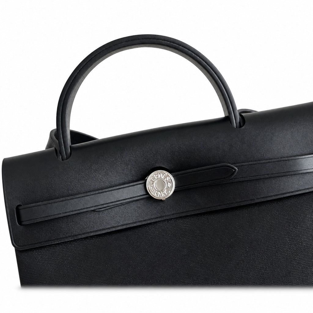 Hermers' popular herbag 31cm is designed to be inspired by saddle bags. The body of the bag is made of canvas and has outer seams. The shoulder straps and handbags are made of leather and look similar