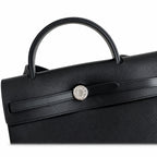 Hermers' popular herbag 31cm is designed to be inspired by saddle bags. The body of the bag is made of canvas and has outer seams. The shoulder straps and handbags are made of leather and look similar