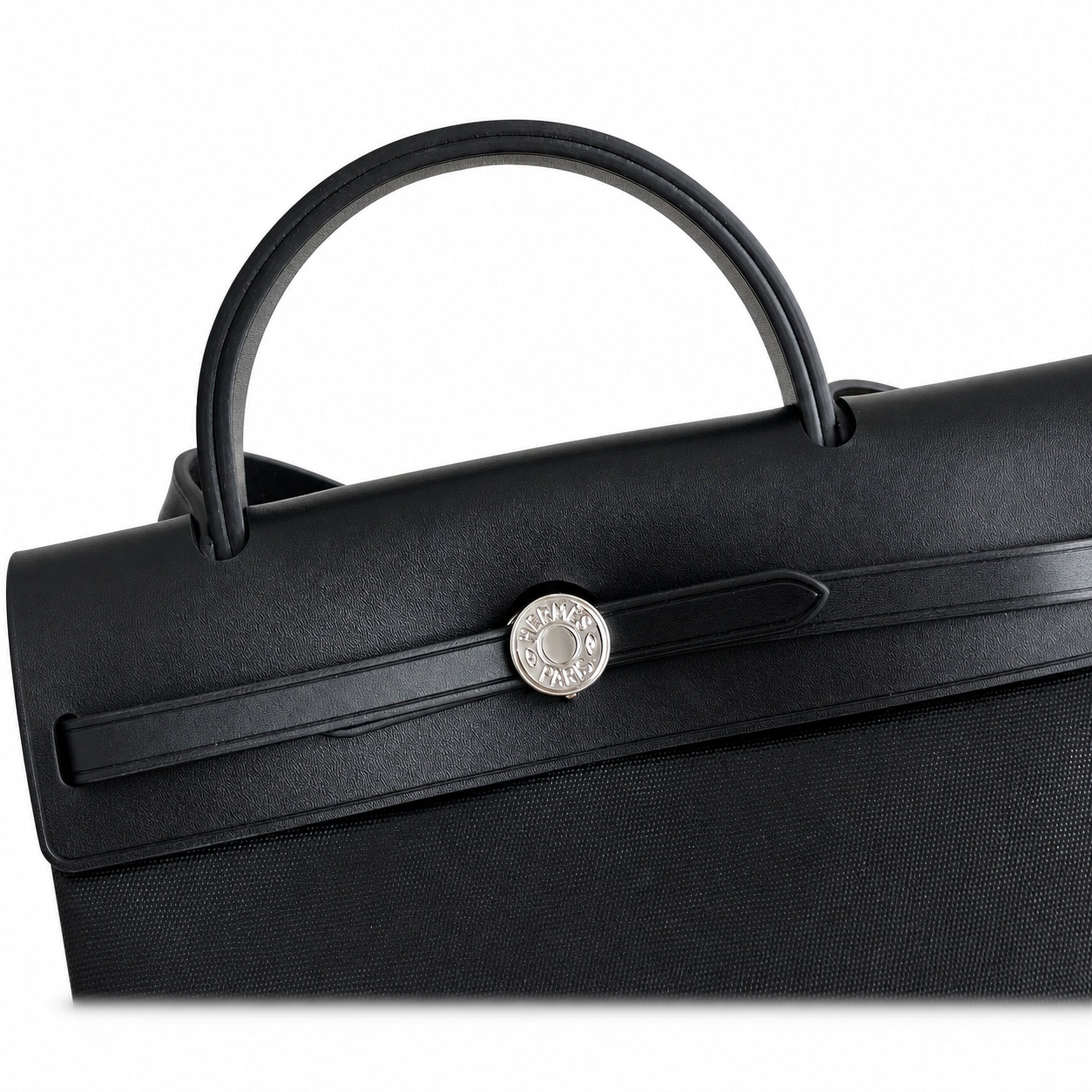 Hermers' popular herbag 31cm is designed to be inspired by saddle bags. The body of the bag is made of canvas and has outer seams. The shoulder straps and handbags are made of leather and look similar