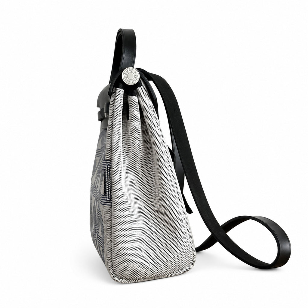 Hermers' popular herbag 31cm is designed to be inspired by saddle bags. The body of the bag is made of canvas, and the inseam, shoulder straps and handle are made of leather. The appearance is very si