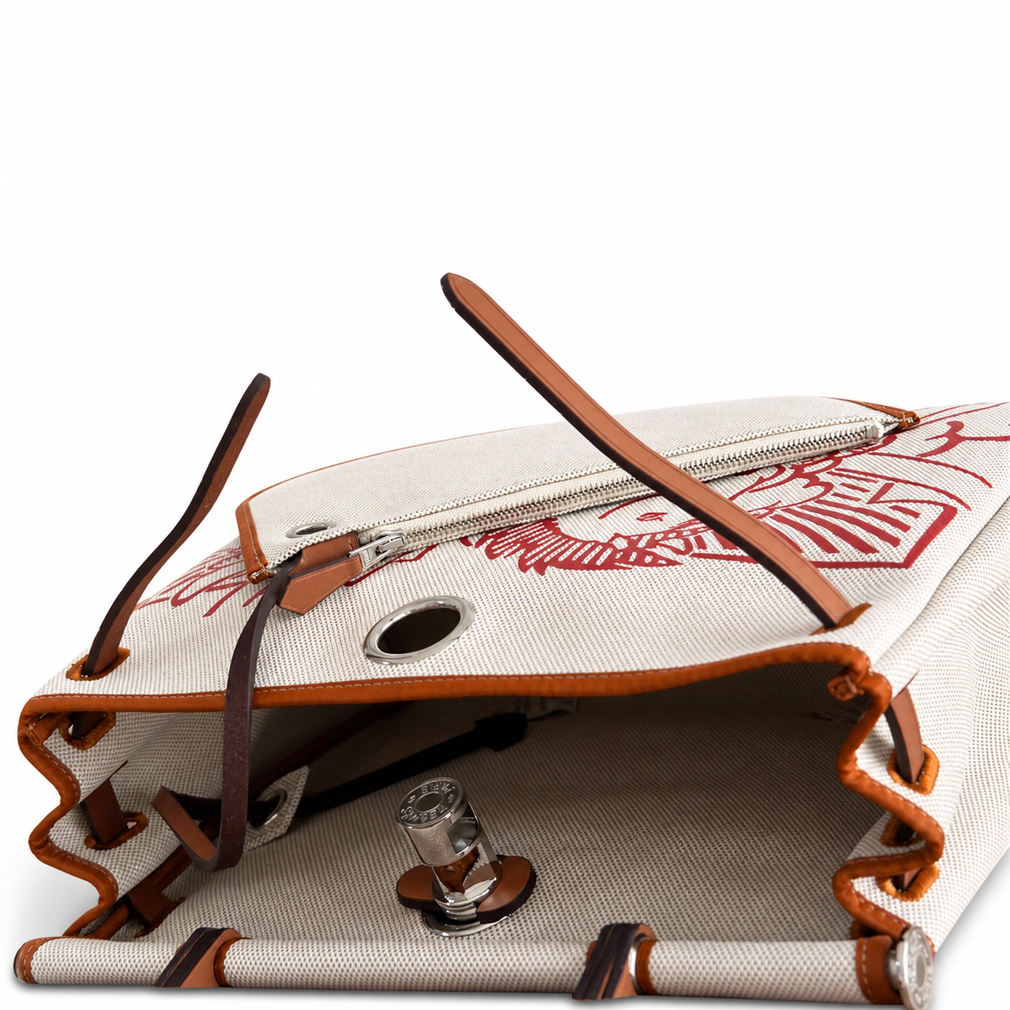 Hermers' popular herbag 31cm is designed to be inspired by saddle bags. The body of the bag is made of canvas, and the inseam, shoulder straps and handle are made of leather. The appearance is very si