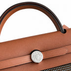 Hermers' popular herbag 31cm is designed to be inspired by saddle bags. The body of the bag is made of canvas, and the inseam, shoulder straps and handle are made of leather. The appearance is very si