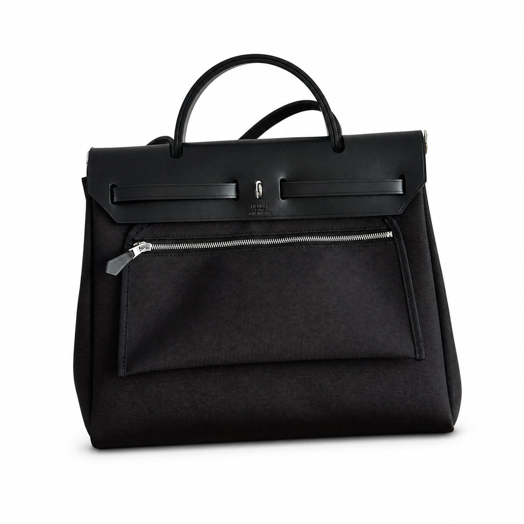 Hermers' popular herbag 31cm is designed to be inspired by saddle bags. The body of the bag is made of canvas, and the inseam, shoulder straps and handle are made of leather. The appearance is very si