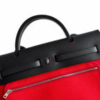 Hermers' popular herbag 31cm is designed to be inspired by saddle bags. The body of the bag is made of canvas, and the outer seams, shoulder straps and handbags are made of leather. The appearance is
