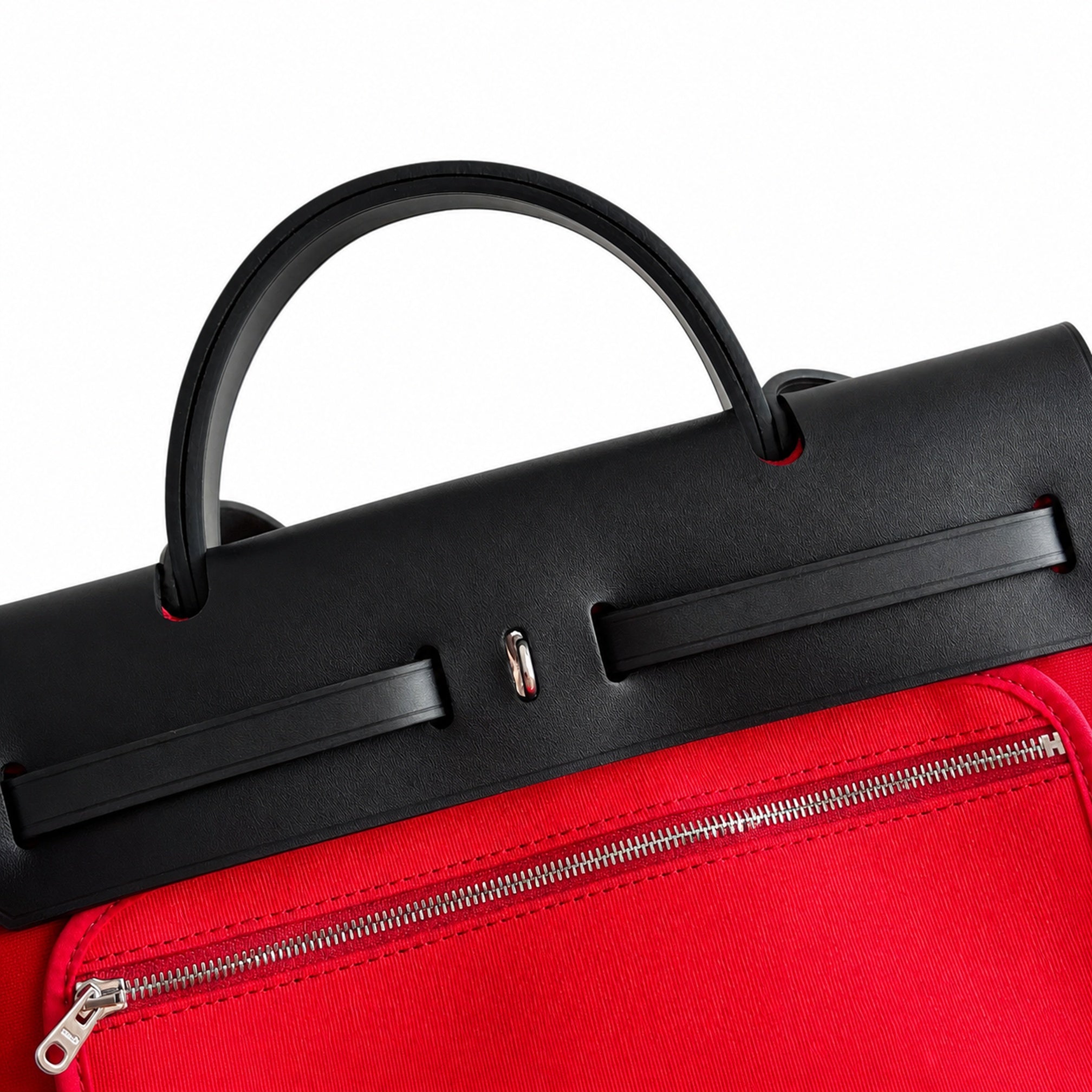 Hermers' popular herbag 31cm is designed to be inspired by saddle bags. The body of the bag is made of canvas, and the outer seams, shoulder straps and handbags are made of leather. The appearance is