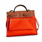 Hermers' popular herbag 31cm is designed to be inspired by saddle bags. The body of the bag is made of canvas, and the outer seams, shoulder straps and handbags are made of leather. The appearance is