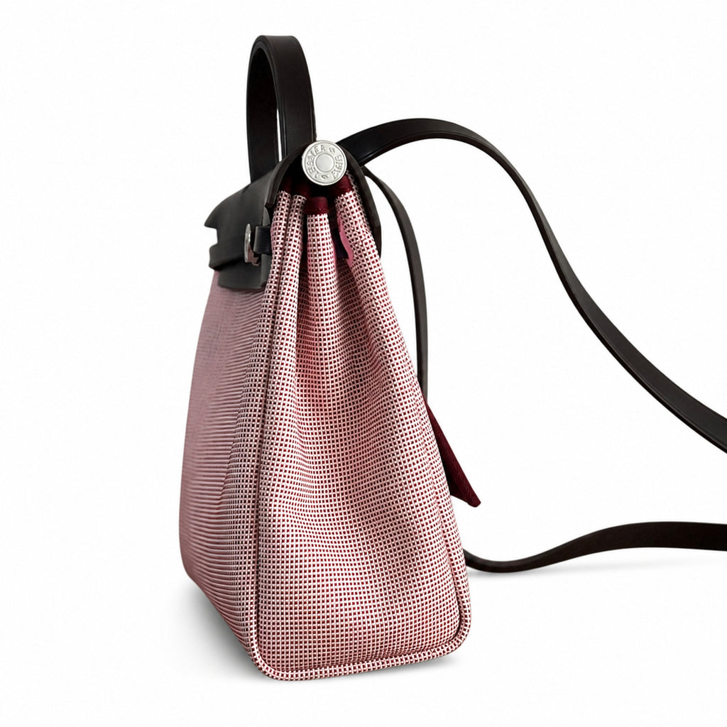 Hermers' popular herbag 31cm is designed to be inspired by saddle bags. The body of the bag is made of canvas, and the inseam, shoulder straps and handle are made of leather. The appearance is very si