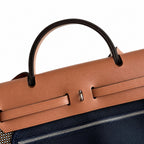 Hermers' popular herbag 31cm is designed to be inspired by saddle bags. The body of the bag is made of canvas, and the inseam, shoulder straps and handle are made of leather. The appearance is very si