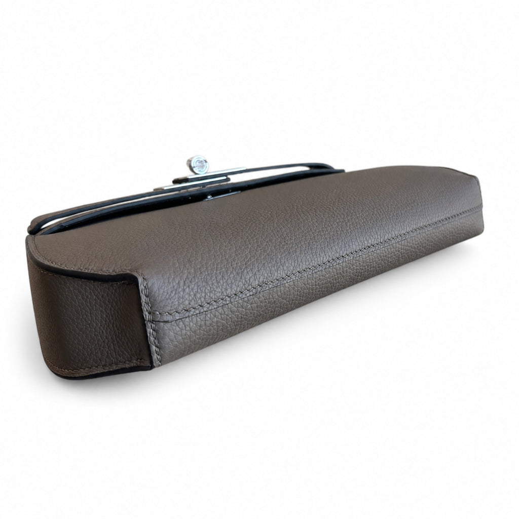 Kelly Depeches 25 clutch, Togo leather (with additional shoulder strap), can be worn cross-body, can be carried by hand or on the wrist, daily needs, seamless switch between business/leisure - central