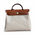 Hermers' popular herbag 31cm is designed to be inspired by saddle bags. The body of the bag is made of canvas, and the inseam, shoulder straps and handle are made of leather. The appearance is very si
