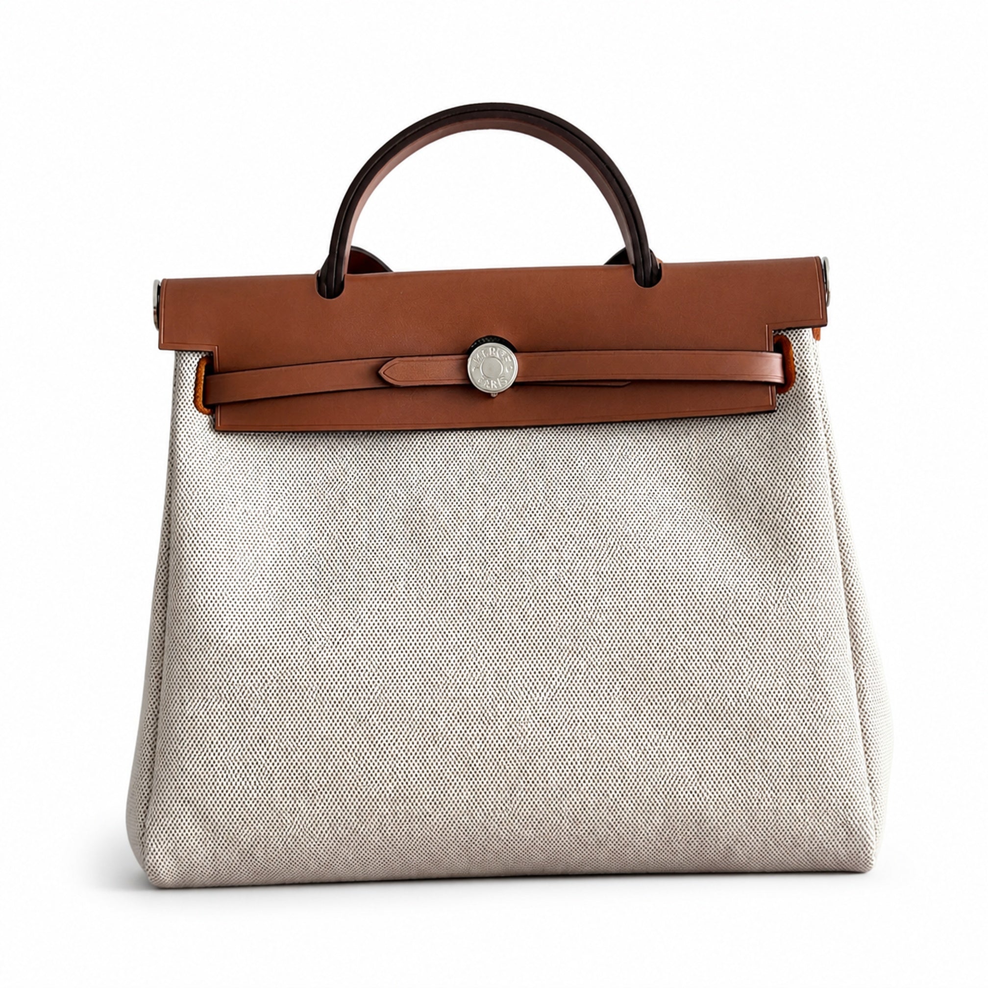 Hermers' popular herbag 31cm is designed to be inspired by saddle bags. The body of the bag is made of canvas, and the inseam, shoulder straps and handle are made of leather. The appearance is very si