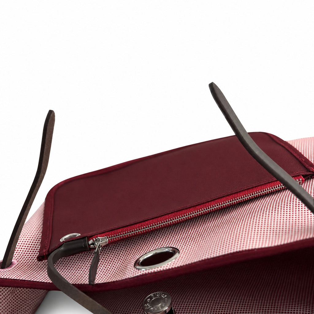 Hermers' popular herbag 31cm is designed to be inspired by saddle bags. The body of the bag is made of canvas, and the inseam, shoulder straps and handle are made of leather. The appearance is very si