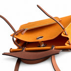 Hermers' popular herbag 31cm is designed to be inspired by saddle bags. The body of the bag is made of canvas, and the outer seams, shoulder straps and handbags are made of leather. The appearance is