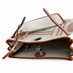 Hermers' popular herbag 31cm is designed to be inspired by saddle bags. The body of the bag is made of canvas, and the inseam, shoulder straps and handle are made of leather. The appearance is very si