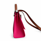 Hermers' popular herbag 31cm is designed to be inspired by saddle bags. The body of the bag is made of canvas, and the outer seams, shoulder straps and handbags are made of leather. The appearance is