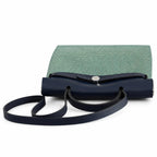 Hermers' popular herbag 31cm is designed to be inspired by saddle bags. The body of the bag is made of canvas, and the inseam, shoulder straps and handle are made of leather. The appearance is very si