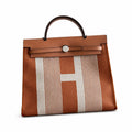 Hermers' popular herbag 31cm is designed to be inspired by saddle bags. The body of the bag is made of canvas, and the outer seams, shoulder straps and handbags are made of leather. The appearance is