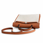 Hermers' popular herbag 31cm is designed to be inspired by saddle bags. The body of the bag is made of canvas, and the outer seams, shoulder straps and handbags are made of leather. The appearance is