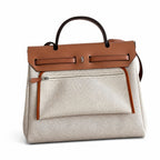 Hermers' popular herbag 31cm is designed to be inspired by saddle bags. The body of the bag is made of canvas, and the inseam, shoulder straps and handle are made of leather. The appearance is very si