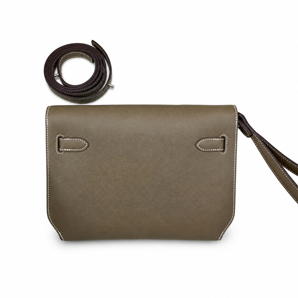 Kelly Depeches 25cm Epsom leather, 18 elephant gray, silver buckle, the most in-class men's handbag Depeches25. This leather is really unique. When paired with a shoulder strap, it instantly transform