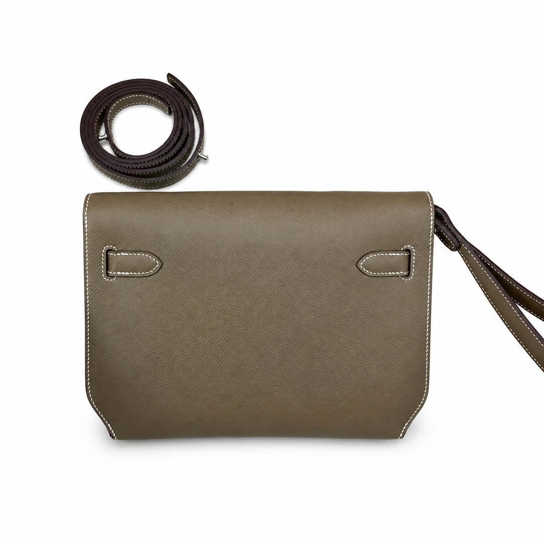 Kelly Depeches 25cm Epsom leather, 18 elephant gray, silver buckle, the most in-class men's handbag Depeches25. This leather is really unique. When paired with a shoulder strap, it instantly transform