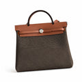 Hermers' popular herbag 31cm is designed to be inspired by saddle bags. The body of the bag is made of canvas, and the inseam, shoulder straps and handle are made of leather. The appearance is very si