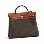 Hermers' popular herbag 31cm is designed to be inspired by saddle bags. The body of the bag is made of canvas, and the inseam, shoulder straps and handle are made of leather. The appearance is very si