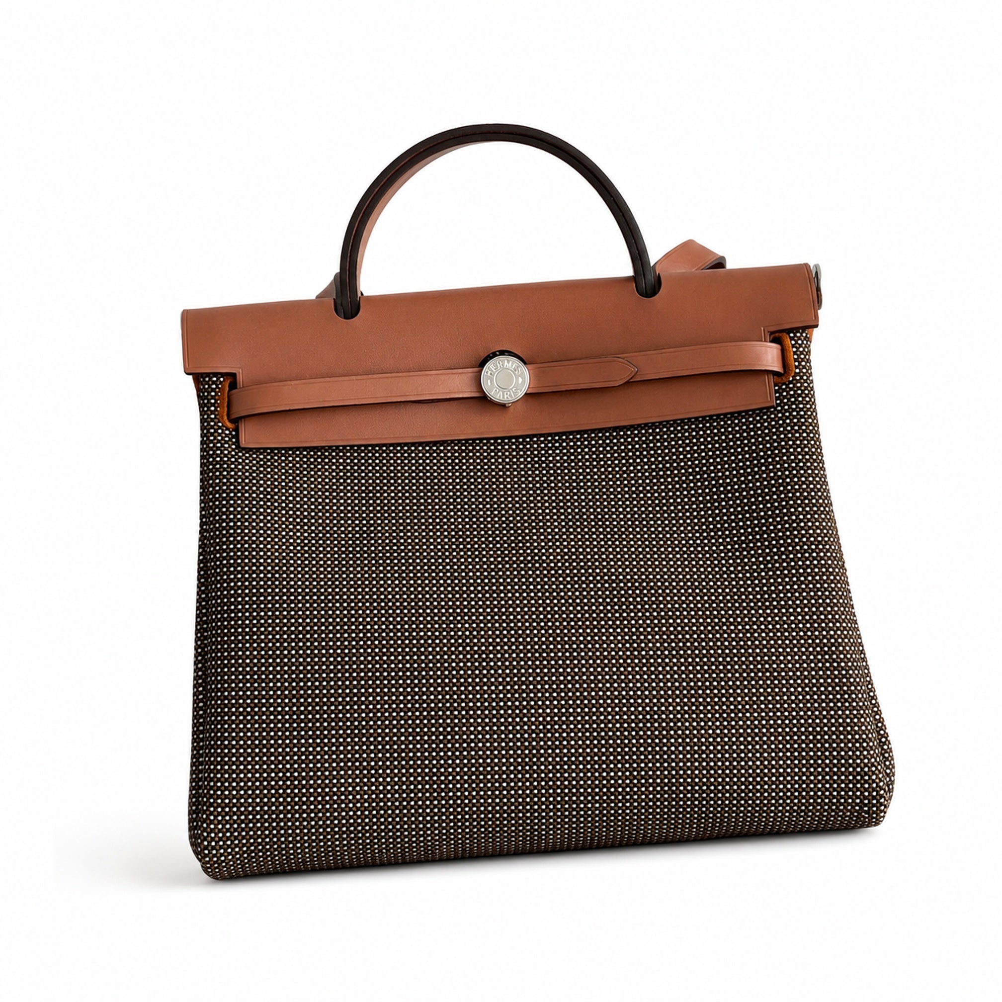 Hermers' popular herbag 31cm is designed to be inspired by saddle bags. The body of the bag is made of canvas, and the inseam, shoulder straps and handle are made of leather. The appearance is very si