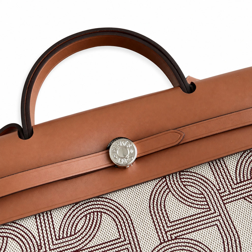 Hermers' popular herbag 31cm is designed to be inspired by saddle bags. The body of the bag is made of canvas, and the inseam, shoulder straps and handle are made of leather. The appearance is very si