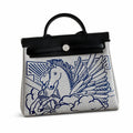 Hermers' popular herbag 31cm is designed to be inspired by saddle bags. The body of the bag is made of canvas, and the inseam, shoulder straps and handle are made of leather. The appearance is very si