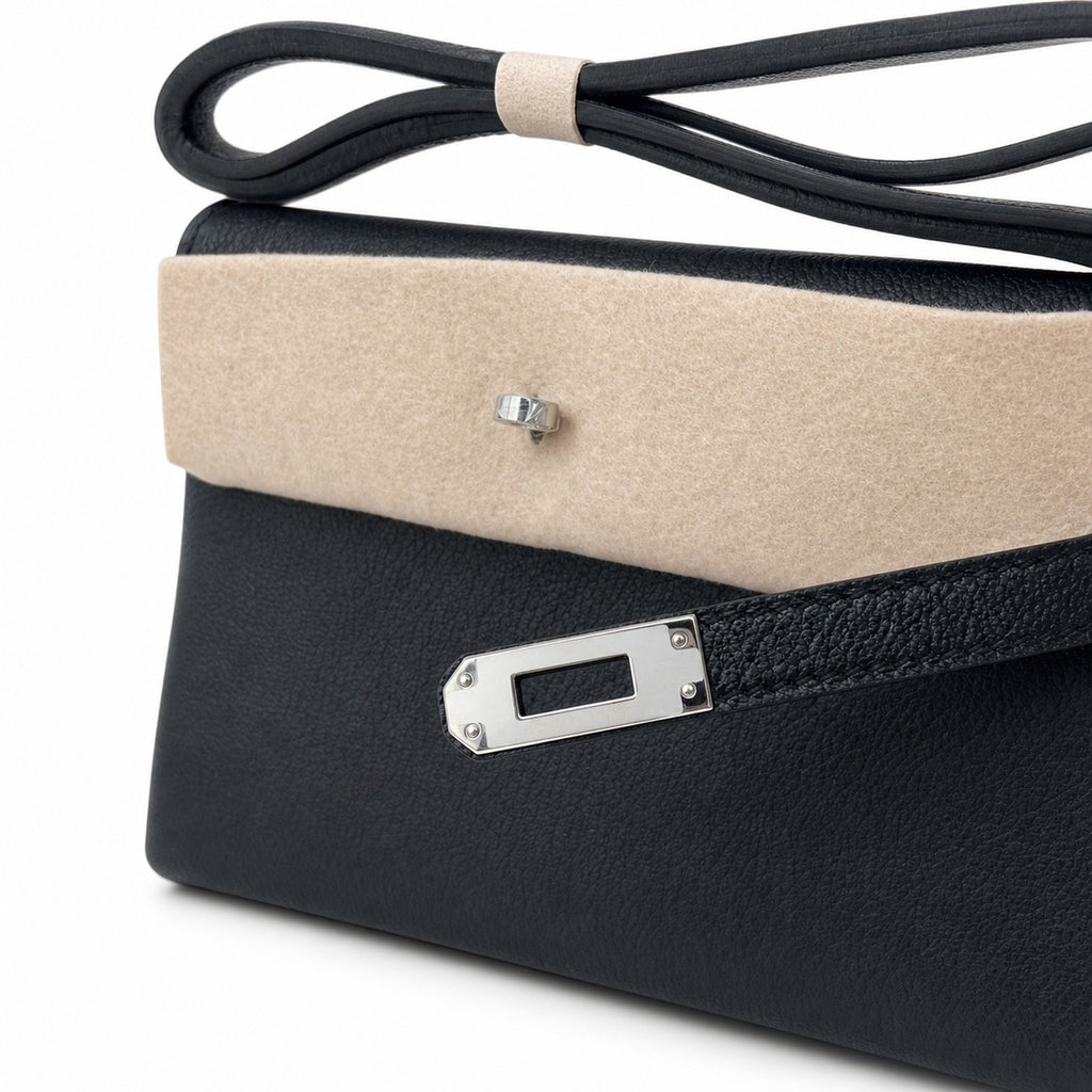 Hermès’ new armpit bag is here. A new member has been added to the Kelly family. Just looking at the online picture, I’m so excited. The first look at the real thing feels like an enlarged version of