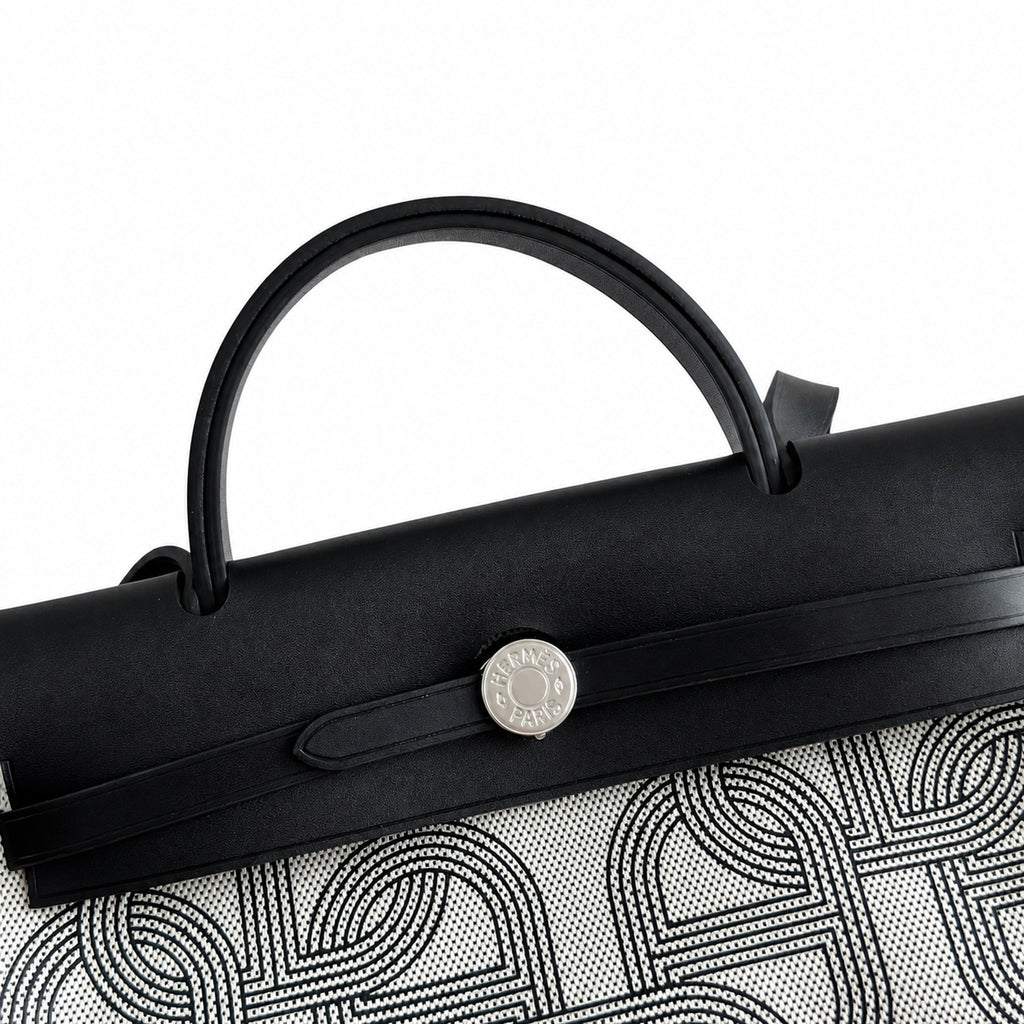 Hermers' popular herbag 31cm is designed to be inspired by saddle bags. The body of the bag is made of canvas, and the inseam, shoulder straps and handle are made of leather. The appearance is very si