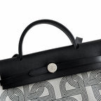 Hermers' popular herbag 31cm is designed to be inspired by saddle bags. The body of the bag is made of canvas, and the inseam, shoulder straps and handle are made of leather. The appearance is very si