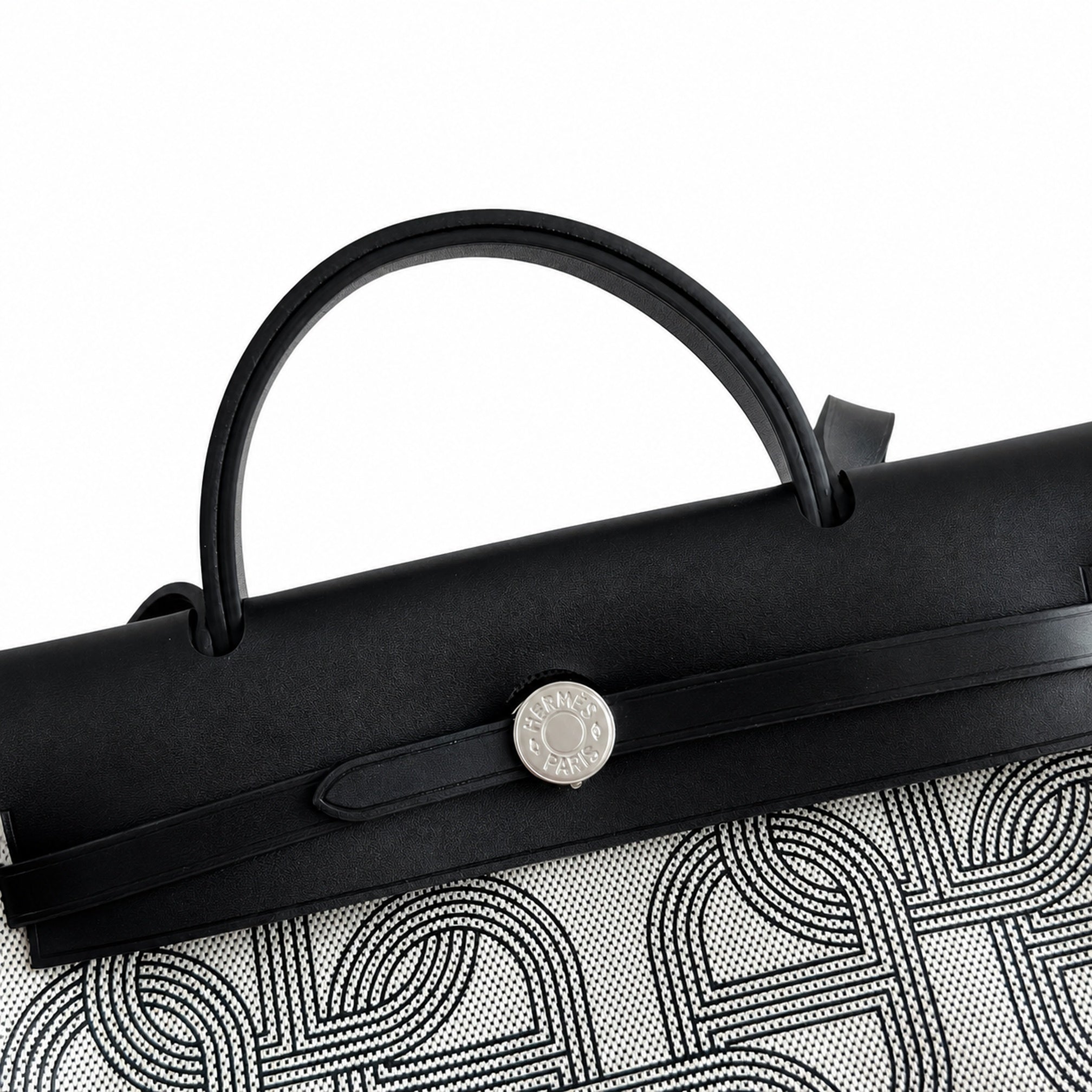 Hermers' popular herbag 31cm is designed to be inspired by saddle bags. The body of the bag is made of canvas, and the inseam, shoulder straps and handle are made of leather. The appearance is very si